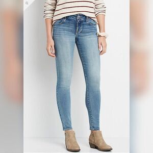 Maurices Mid‑Rise Jegging - Size Medium, Light Wash